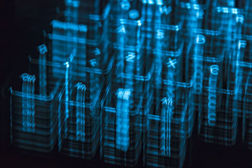Teclado digital com efeitos de movimento e luzes azuis, representando a digitalização e o avanço tecnológico nas tendências de marketing para 2025.