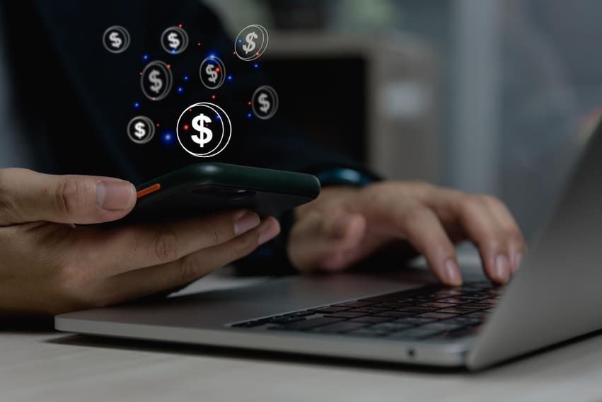 Notebook aberto exibindo gráficos de desempenho financeiro e de marketing digital em uma tela de dashboard.