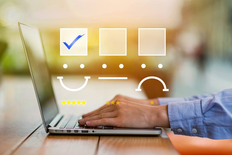 Usuário avaliando experiência digital em laptop com métricas de satisfação e Teste A/B