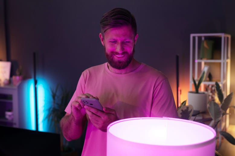 Fundador utilizando smartphone e redes sociais para se posicionar e gerar demanda através de Founder Led Growth.