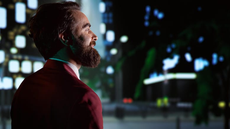 Fundador utilizando smartphone e redes sociais para se posicionar e gerar demanda através de Founder Led Growth.