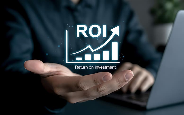 Pessoa segurando um gráfico digital de ROI com seta de crescimento, simbolizando retorno sobre investimento e tomada de decisão estratégica.