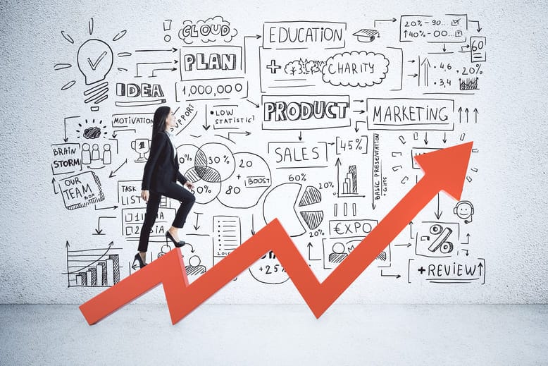 Mulher de negócios sobe seta vermelha ascendente em frente a parede com diagramas de estratégia, planejamento e marketing, simbolizando a jornada do Sales Led Growth.