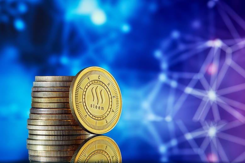 Pilha de moedas diante de rede de conexões digitais, representando dados de receita integrados